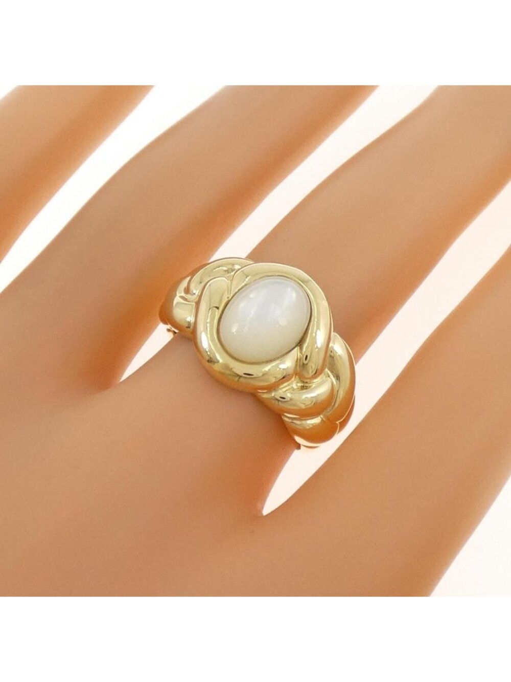 Van Cleef & Arpels Mother of Pearl Ring - Picture 6 of 7